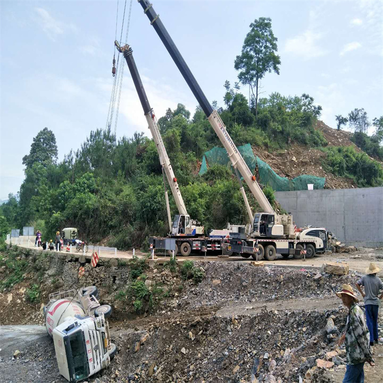 德江汽车掉沟里叫吊车救援要多少钱